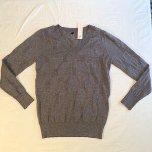 NWT Arach & Cloz Gray Lightweight V-Neck Ribbed Sweater Size M